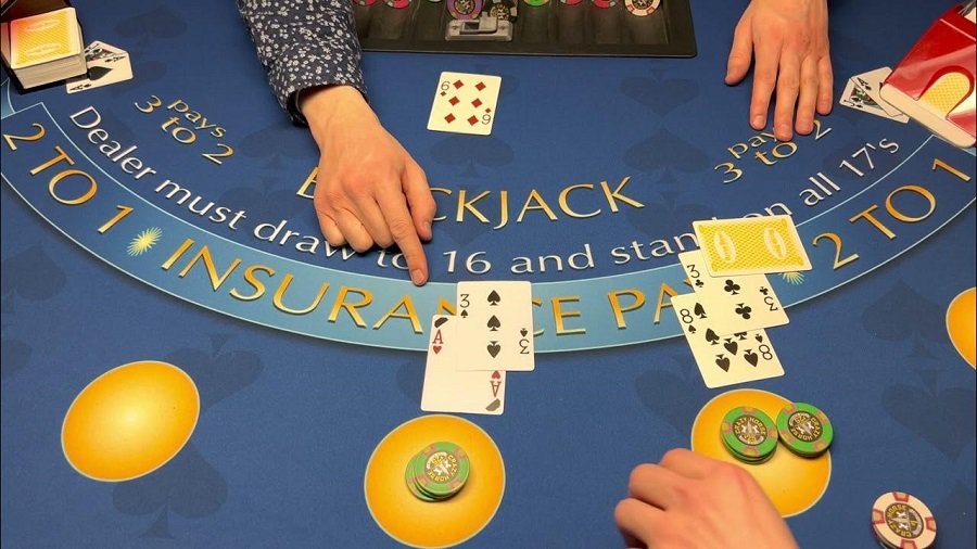 Giải thích cho người chơi hiểu đặt cược phụ ở trong Blackjack như thế nào?